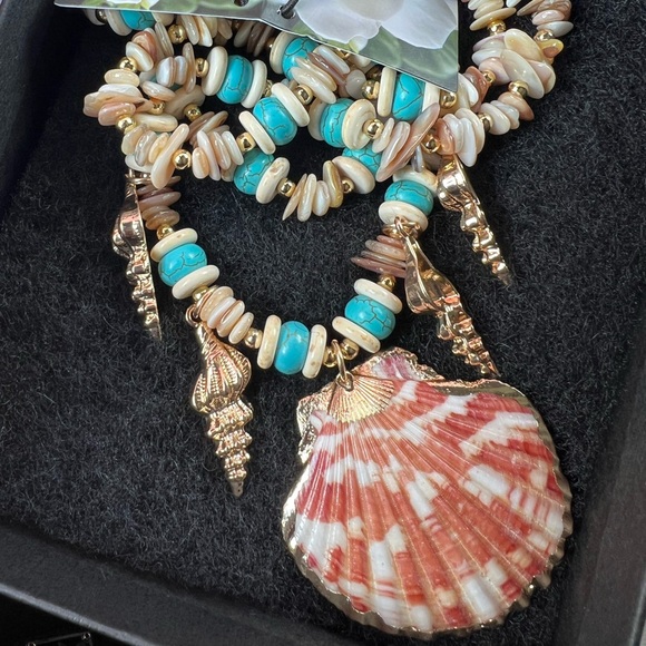 Viral Gardenia Shell Necklace - Picture 3 of 3